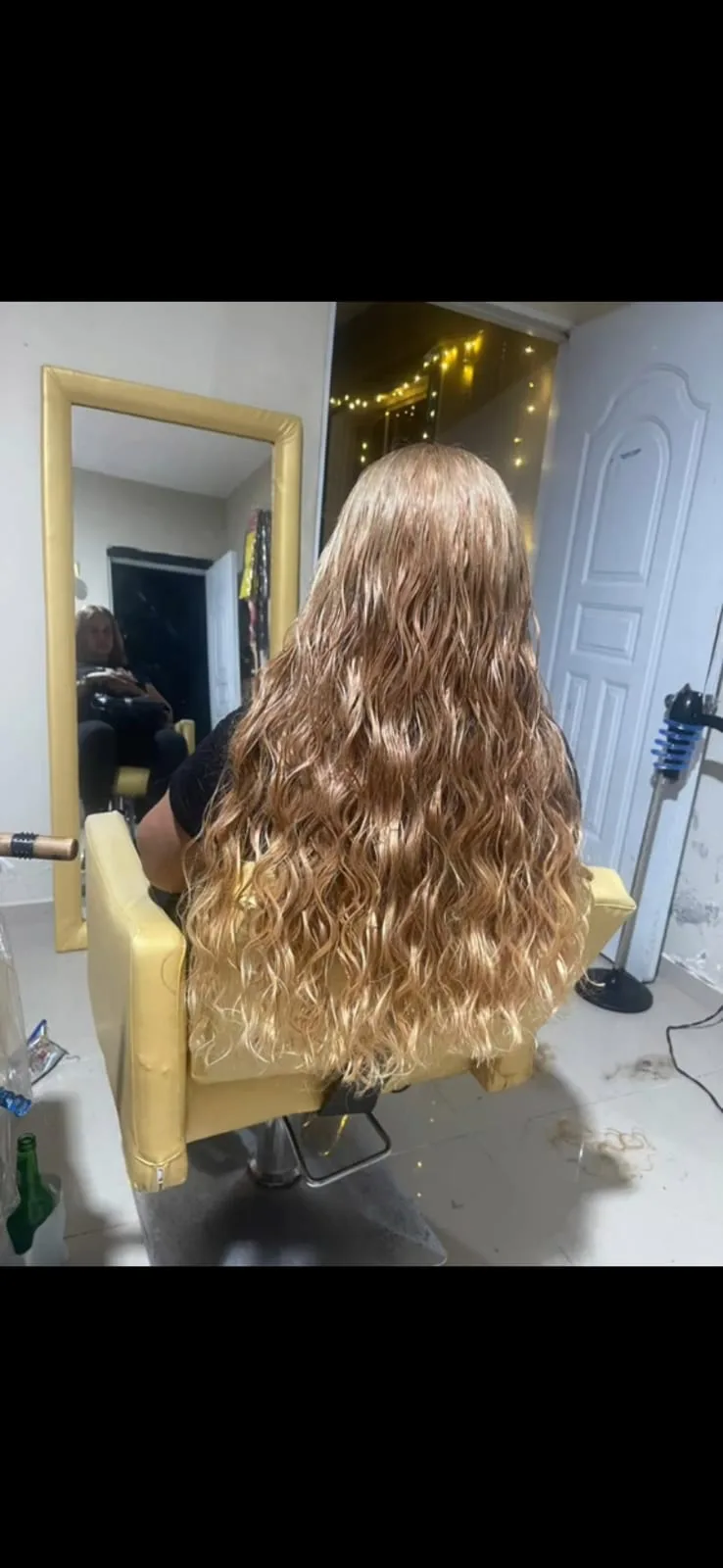Cabello largo con ondas en tonos claros, visto desde atrás