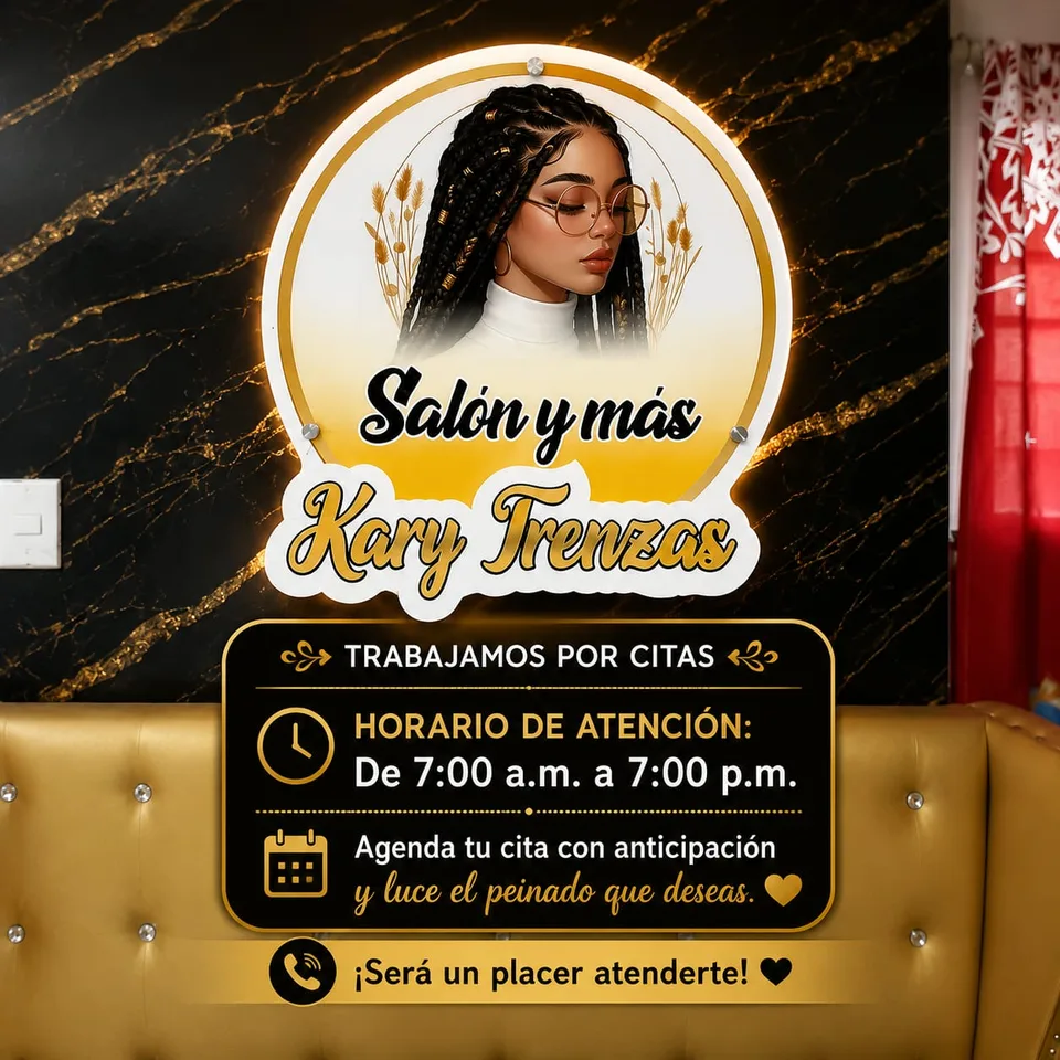 Letrero del salón: Salón y más Kary Trenzas; atención por citas de 7:00 a. m. a 7:00 p. m.