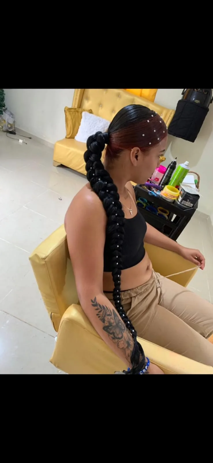 Trenza larga recogida con pequeños accesorios decorativos