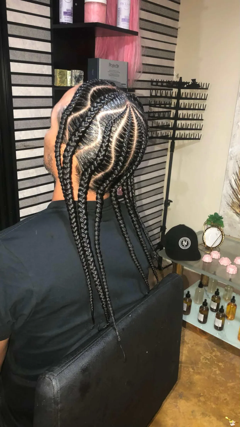 Trenzas largas con divisiones curvas, vistas desde atrás