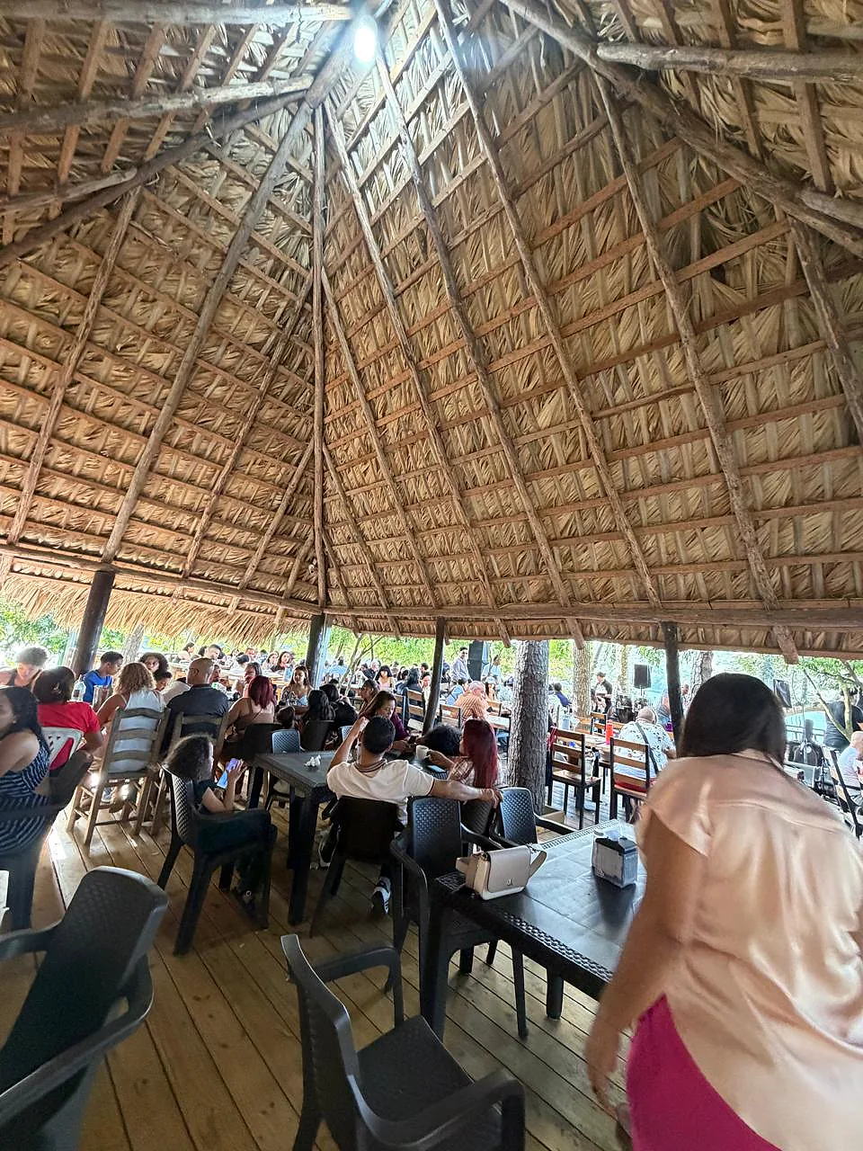 Área de mesas y comedor del restaurante