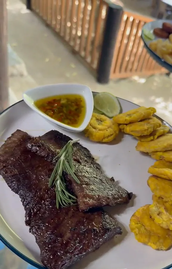 Plato de comida dominicana servido en Restaurante Presa de Taveras