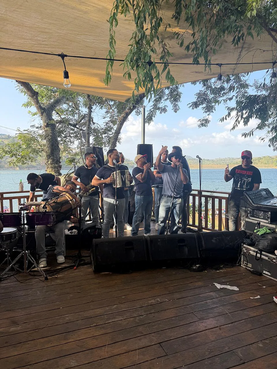 Presentación musical registrada junto al entorno de la presa