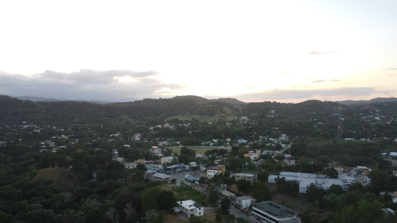 Vista aérea de Sabana Iglesia rodeada de montañas