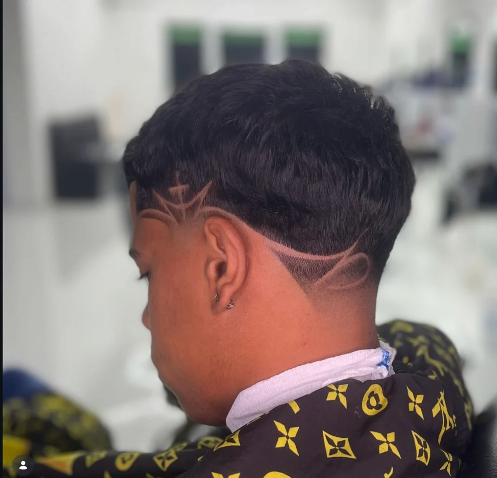 Diseño artístico personalizado alrededor de la nuca