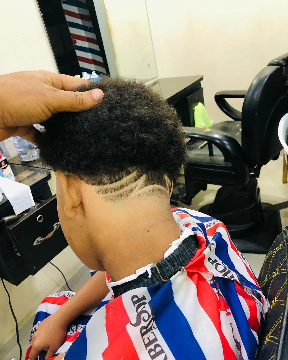 Diseño de líneas en la nuca realizado por Luis Barbershop