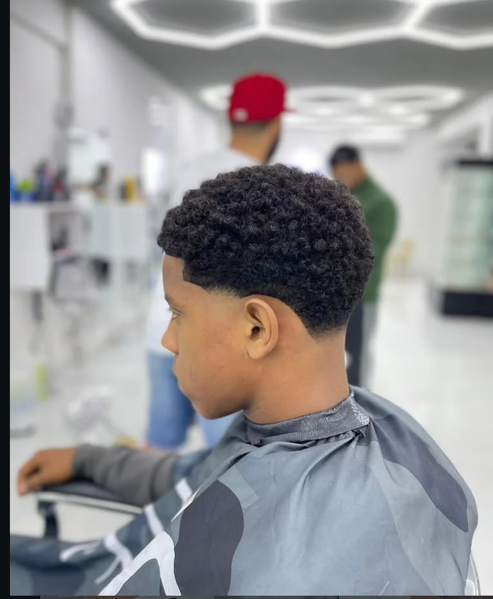 Degradado limpio en cabello rizado