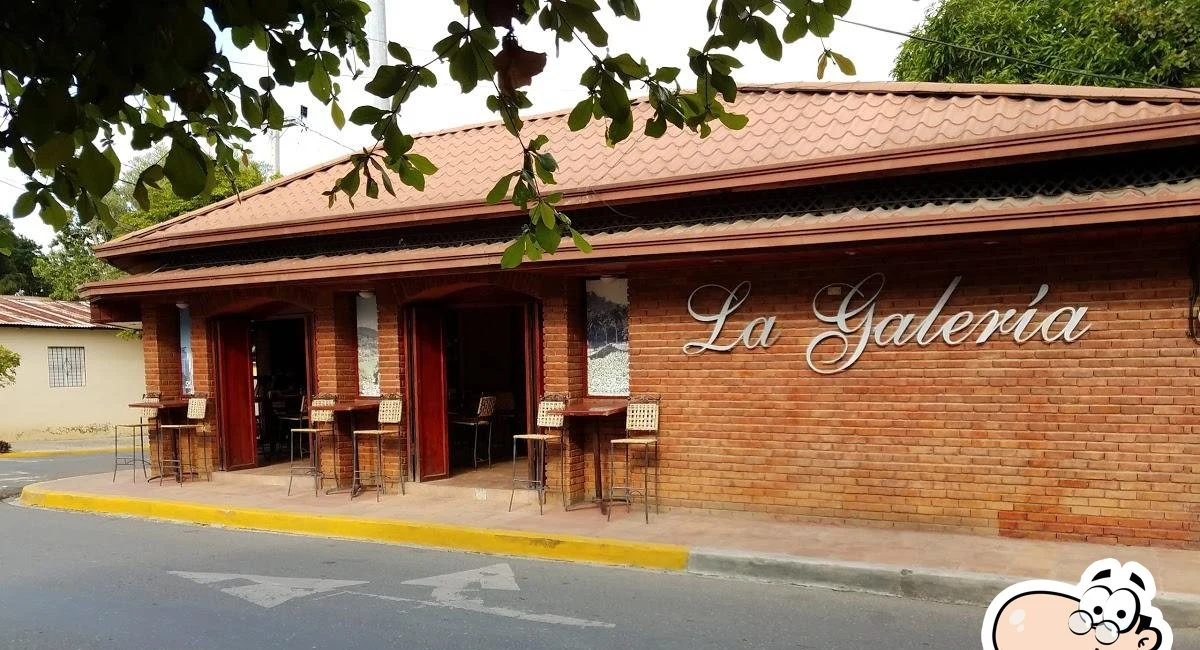 Fachada de ladrillos de La Galeria en la avenida Juan Pablo Duarte