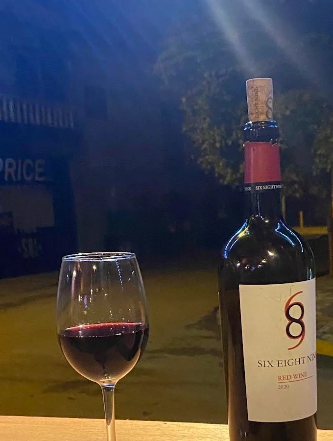 Botella y copa de vino servidas en La Galeria